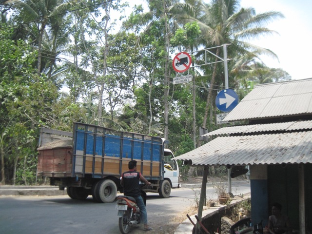 Sebuah truk galian C melintas di jalur yang dilarang antara Kemalang hingga wilayah Karangnongko dan Jatinom. Foto diambil di wilayah Desa Dompol, Minggu (25/10/2015). (JIBI/Solopos/Taufiq Sidik Prakoso)