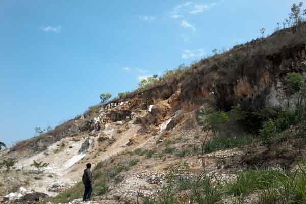 Salah satu bukit karst di Dusun Bedoyo Kulon, Ponjong, yang sempat menjadi lokasi pertambangan sebuah perusahaan tambang, Sabtu (10/9/2015). (Harian Jogja/Uli Febriarni)