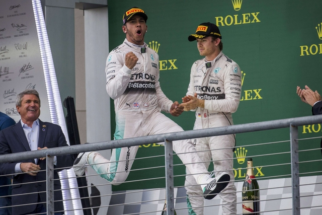 Pembalap Mercedes Lewis Hamilton meloncat di podium setelah keluar sebagai juara dunia menyusul kememenangannya di GP AS. JIBI/Reuters/Adrees Latif