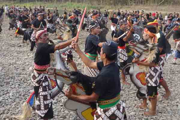 Seribu penari menampilkan pertunjukan Sewu Oglek di bantaran Sungai Progo, Dusun Bulak, Desa Tuksono, Kecamatan Sentolo, Kulonprogo, Minggu (11/10/2015) sore. (Harian Jogja/Rima Sekarani I.N)