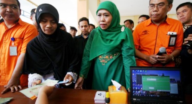 Menteri Sosial Khofifah Indar Parawansa (tengah) saat pencairan dana PKH di Kediri, Sabtu (28/11/2015). (JIBI/Solopos/Antara/Prasetia Fauzani)