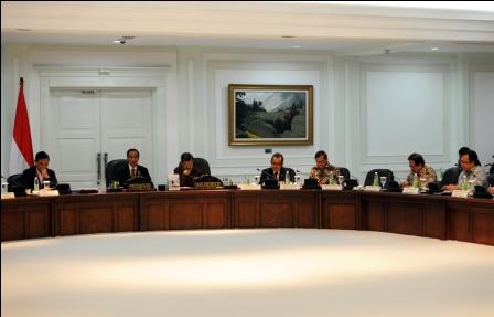 Presiden Jokowi didampingi Wapres Jusuf Kalla memimpin Sidang Kabinet Paripurna, di kantor Presiden, Jakarta, Senin (2/11/2015) sore. (Setkab.go.id)