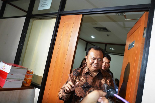 Mantan Sekjen Partai Nasdem Patrice Rio Capella berjalan keluar ruangan saat akan menjalani sidang perdana kasus dugaan penerimaan gratifikasi terkait proses penanganan perkara bantuan daerah di Sumatera Utara di Pengadilan Tipikor, Jakarta, Senin (9/11/2015). (JIBI/Solopos/Antara/Rosa Panggabean)