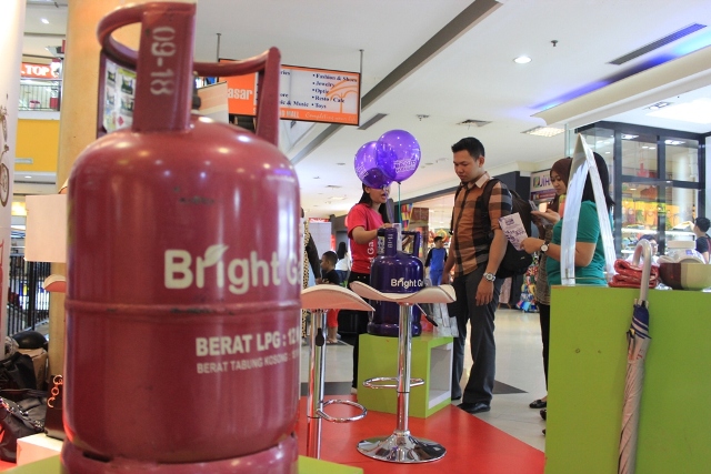 Warga mengunjungi stan Bright Gas Banjir Hadiah yang digelar PT Pertamina Region IV Jateng di Solo Grand Mall (SGM), Selasa (24/11/2015). Pertamina terus menggelar penjualan bright gas untuk mengurangi konsumsi gas bersubsidi. (Shoqib Angriawan/JIBI/Solopos)