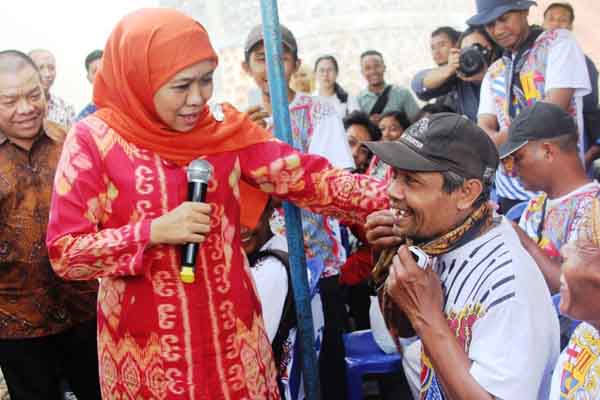 Menteri Sosial Khofifah Indar Parawansa saat beraudiensi dengan warga binaan penerima program Desaku Menanti di Dusun Doga, Nglanggeran, Patuk, Minggu (1/11/2015). (Harian Jogja/David Kurniawan)