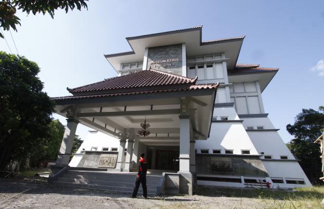 Petugas penjaga keamanan, Endar Triyanto, berpatroli di Museum Keris, Jl. Bhayangkara, Solo, Kamis (4/6/2015). Kelanjutan pembangunan museum keris tersebut menunggu dana dari pusat dan ditargetkan dapat beroperasi pada awal tahun 2016 mendatang. (Ivanovich Aldino/JIBI/Solopos)
