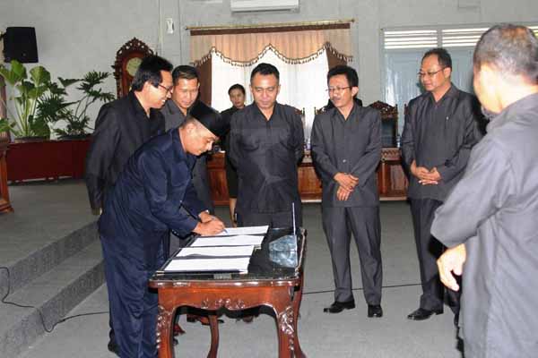 Ketua DPRD Gunungkidul Suharno saat membukukan tanda tangan dalam dokumen pengesahan APBD 2016 di Ruang Rapat Paripurna DPRD, Rabu (25/11/2015). (JIBI/Harian Jogja/David Kurniawan)