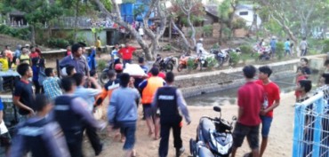 Evakuasi jasad warga tenggelam di Waduk Segaran, Kelurahan Wungu, Kecamatan Wungu, Kabupaten Madiun, Jatim, Minggu (22/11/2015). (Irawan Sapto Adhi/JIBI/Madiunpos.com)