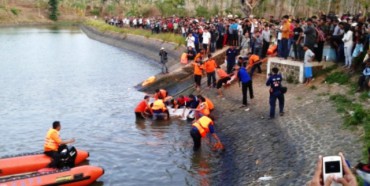 Suasana Waduk Segaran, Kelurahan Wungu, Kecamatan Wungu, Kabupaten Madiun, Jatim, yang dipenuhi ribuan orang menyaksikan proses evakuasi jasad warga tenggelam, Minggu (22/11/2015). (Irawan Sapto Adhi/JIBI/Madiunpos.com)