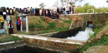 Suasana Waduk Segaran, Kelurahan Wungu, Kecamatan Wungu, Kabupaten Madiun, Jatim, yang dipenuhi ribuan orang menyaksikan proses evakuasi jasad warga tenggelam, Minggu (22/11/2015). (Irawan Sapto Adhi/JIBI/Madiunpos.com)