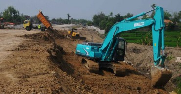 Pekerja meratakan tanah lahan jalan tol Solo-Kertosono di Ngemplak, Boyolali, Selasa (24/11/2015). (JIBI/Solopos/Antara/Aloysius Jarot Nugroho)