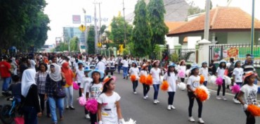 Siswa-siswi SD Negeri 4 Madiun Lor menampilkan aksi drum band di arena Car Free Day (CFD) Madiun, Minggu (6/12/2015). (Irawan Sapto Adhi/JIBI/Madiunpos.com)