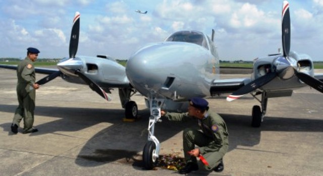 Pemeriksaan pesawat latih G58 Baron yang merupakan pesawat latih terbaru dalam alutsista TNI AL. (JIBI/Solopos/Antara/Umarul Faruq)
