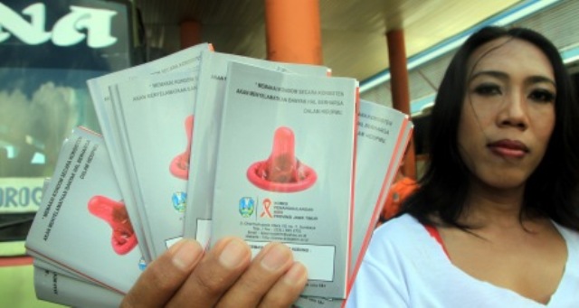 Pembagian kondom dan selebaran HIV/AIDS di Terminal Gayatri, Tulungagung, Selasa (1/12/2015). (JIBI/Solopos/Antara/Destyan Sujarwoko)