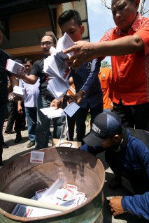 KPU Kabupaten Kediri memusnahkan 2.305 lembar sisa surat suara dan 22 lembar surat suara rusak di halaman kantor KPU Kediri, Jumat (4/12/2015). (JIBI/Solopos/Antara/Prasetia Fauzani)