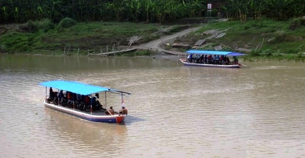 Perahu menyeberangkan penumpang melintasi Bengawan Solo, wilayah Bojonegoro, Jatim. (JIBI/Solopos/Antara/Slamet Agus Sudarmojo)