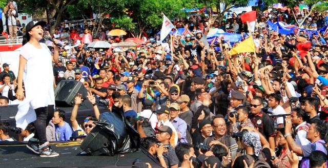 Tantri, vokalis band Kotak bernyanyi pada kampanye Pilkada 2015 di Trenggalek, Sabtu (5/12/2015). (JIBI/Solopos/Antara/Destyan Sujarwoko)