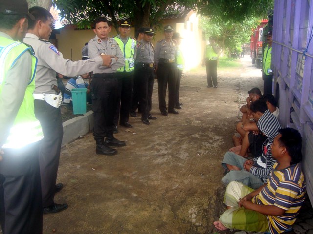 Kapolres Sragen AKBP Ari Wibowo (dua dari kiri) bersama perwira polisi Polres Sragen menginterogasi sejumlah supir truk di belakang Mapolres Sragen, Sabtu (19/12/2015). (Tri Rahayu/JIBI/Solopos)