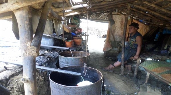 Seorang penambang minyak mentah di Bojonegoro menyuling minyak mentah produksi lapangan sumur minyak tua. (JIBI/Solopos/Antara/Slamet Agus Sudarmojo)