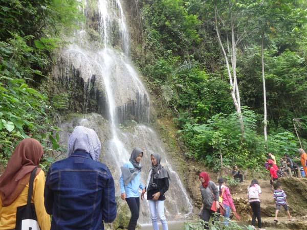 Sejumlah pengunjung menikmati keindahan Curug Setawing di Dusun Jonggrangan, Desa Jatimulyo, Kecamatan Girimulyo, Kulonprogo, Minggu (27/12/2015). (Rima Sekarani/JIBI/Harian Jogja)