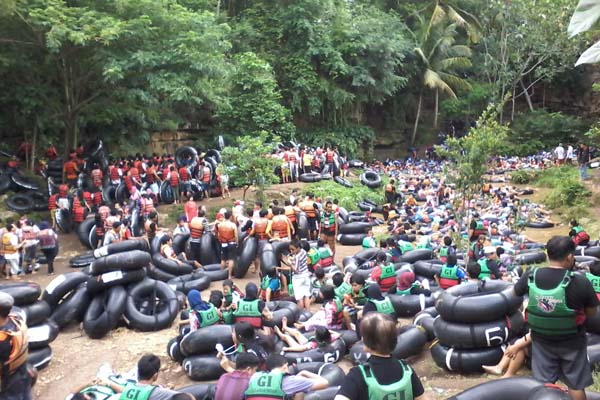 Antrean masuk susur Gua Pindul pada libur akhir tahun, Jumat (25/12/2015). (Uli Febriarni/JIBI/Harian Jogja)