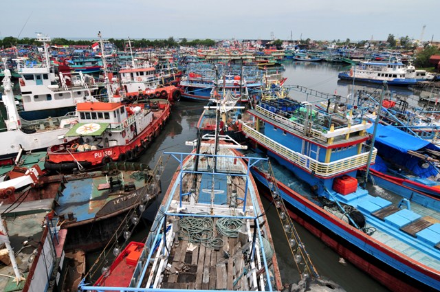 Sejumlah kapal nelayan bersandar di Pelabuhan Tegal, Jawa Tengah, Selasa (22/12/2015). (JIBI/Antara Foto/Oky Lukmansyah)