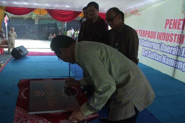 Gubernur DIY saat menandatangai prasasti penetepan Kawasan Terpadu Industri dan Pariwisata Piyungan di Taman Budaya Desa Srimulyo, Selasa (8/12/2015) siang. (Arief Junianto/Harian Jogja/JIBI)