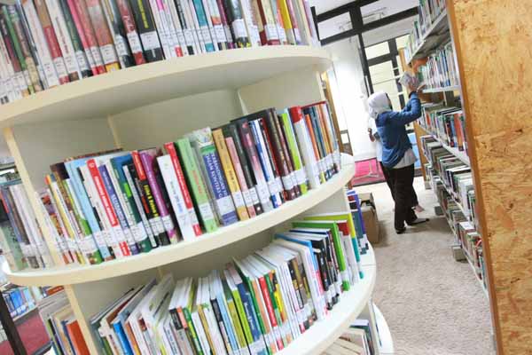 Pengunjung memilih buku yang akan mereka baca saat mengunjungi gedung Grhatama Pustaka yang terletak di Jalan janti, Bangutapan, Bantul, DI. Yogyakarta, Selasa (15/12/2015). (JIBI/Harian Jogja/Dok)