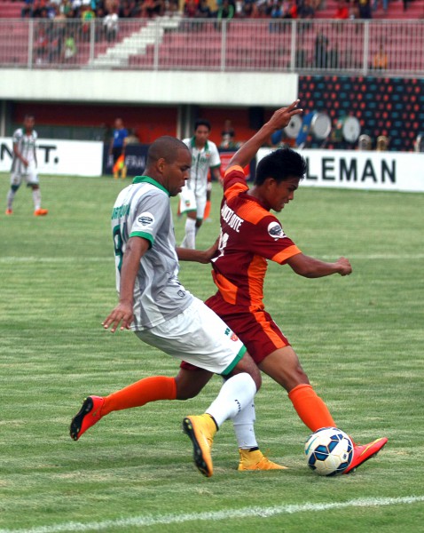 Pesepak bola Surabaya United Thiago Fortuoso do Santos (putih) berebut bola dengan pesepak bola Pusamania Borneo FC Sandi Sute di pertandingan Grup E babak Delapan Besar Piala Jenderal Sudirman, Minggu (13/12) sore. (Jumali/JIBI/Harian Jogja)