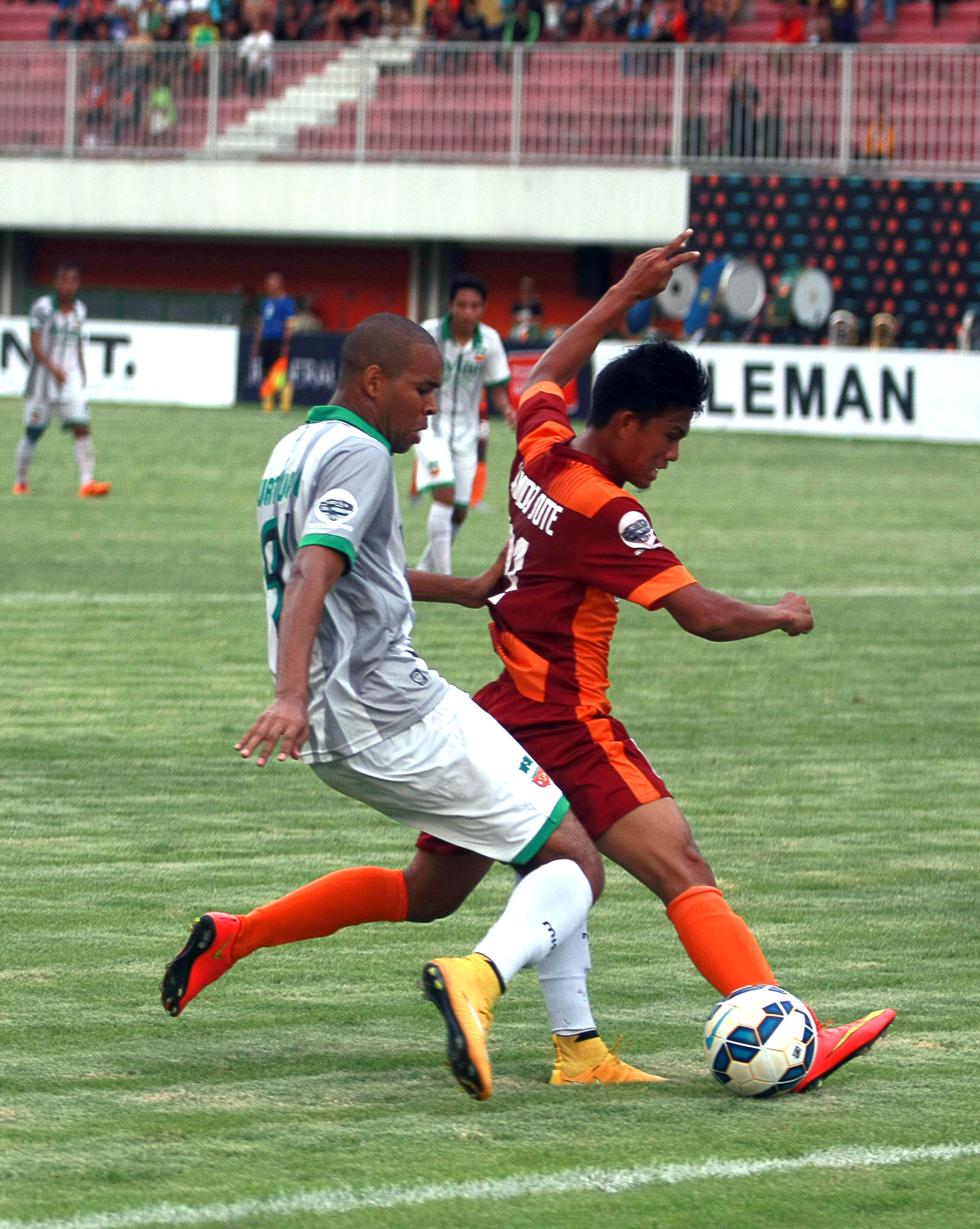Pesepak bola Surabaya United Thiago Fortuoso do Santos (putih) berebut bola dengan pesepak bola Pusamania Borneo FC Sandi Sute di pertandingan Grup E babak Delapan Besar Piala Jenderal Sudirman, Minggu (13/12) sore. (Jumali/JIBI/Harian Jogja)