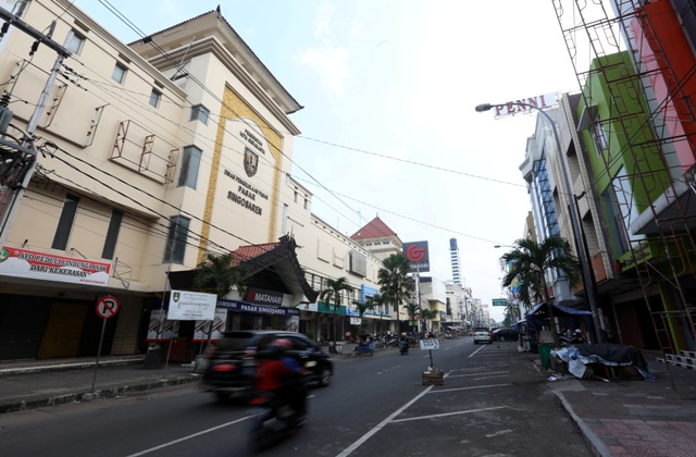 Pengendara sepeda motor dan mobil melintas di Jl. Gatot Subroto Solo, Jumat (8/1/2016). Pemkot Solo berencana menata kawasan koridor jalan tersebut dengan konsep walking street dengan dana bantuan dari Pemprov Jateng senilai Rp15miliar. (Ivanovich Aldino/JIBI/Solopos)