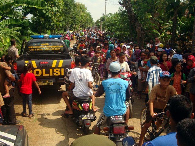 Ratusan warga mendatangi rumah tersangka kasus pengarakan siswi SMP, S di kawasan Kecamatan Karangmalang, Sragen, Minggu (1`7/1/2016). (Tri Rahayu/JIBI/Solopos)