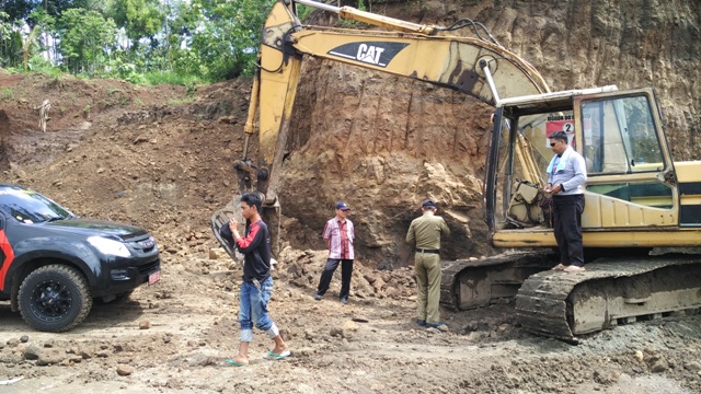 Petugas Satpol PP dan DPU ESDM Boyolali saat menyita kunci eksavator di lokasi galian liar di Sendangrejo, Klego, Rabu (27/1/2016). (Hijriyah Al Wakhidah/JIBI/Solopos)