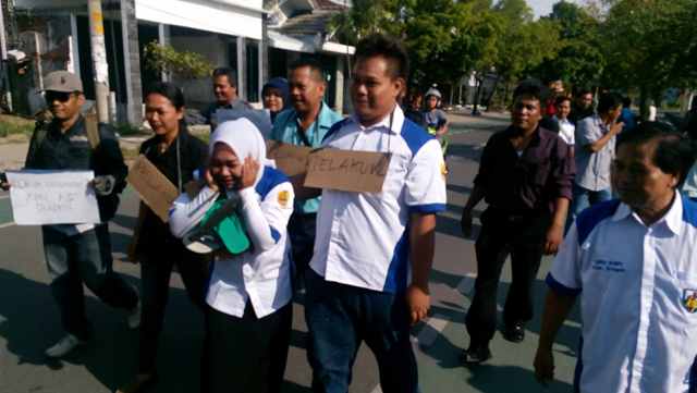 Koalisi organisasi kemasyarakatan (ormas) dan lembaga swadaya masyarakat (LSM) di Sragen menggelar aksi teatrikal yang menggambarkan penderitaan R, siswi SMP saat diarak dalam keadaan telanjang di Jl. Ahmad Yani Sragen, Jumat (15/1/2016). (M Khodiq Duhri/JIBi/Solopos)