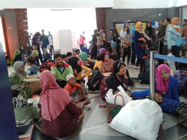 Calon penumpang Kereta Api (KA) jarak jauh menunggu kedatangan kereta di lantai Stasiun Balapan Solo, Sabtu (2/1/2016). (Ika Yuniati/JIBI/Solopos)