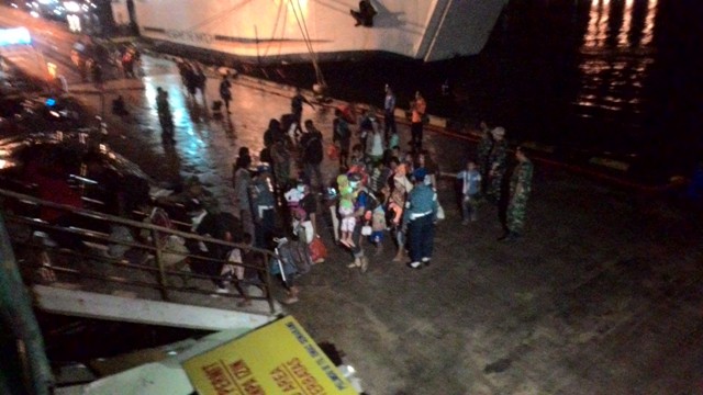 Sebanyak 1.281 anggota Gerakan Fajar Nusantara (Gafatar) tiba di dermaga Pelabuhan Tanjung Emas, Semarang, Rabu (27/1/2016) petang. Ribuan anggota Gafatar ini dibawa dari Pelabuhan Ketapang, Kalimantan Barat, dengan menggunakan kapal Dharma Fery sejak Selasa (26/1/2016) dan akan langsung dibawa ke penampungan Asrama Haji Donohudan, Boyolali. (Imam Yuda /JIBI/Semarangpos.com)