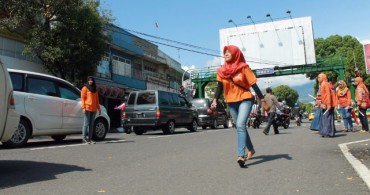Sejumlah sukarelawan fasilitator Kelas Inspirasi (KI) Magetan membagikan selembar “Surat Panggilan†kepada setiap warga yang melintas di simpang tiga Pasar Baru Magetan, Jawa Timur (Jatim), Minggu (3/1/2016) pagi. (Irawan Sapto Adhi/JIBI/Madiunpos.com)