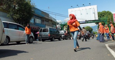 Sejumlah sukarelawan fasilitator Kelas Inspirasi (KI) Magetan membagikan selembar â€œSurat Panggilanâ€ kepada setiap warga yang melintas di simpang tiga Pasar Baru Magetan, Jawa Timur (Jatim), Minggu (3/1/2016) pagi. (Irawan Sapto Adhi/JIBI/Madiunpos.com)