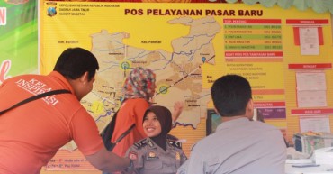 Sejumlah sukarelawan fasilitator Kelas Inspirasi (KI) Magetan membagikan selembar “Surat Panggilan†kepada setiap warga yang melintas di simpang tiga Pasar Baru Magetan, Jawa Timur (Jatim), Minggu (3/1/2016) pagi. (Irawan Sapto Adhi/JIBI/Madiunpos.com)