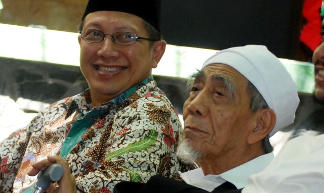 Menteri Agama Lukman Hakim Saifuddin (kiri) bersama Ketua Majelis Syariah Partai Persatuan Pemangunan (PPP) KH Maimun Zubair (kanan) menghadiri milad ke-15 Yayasan Roushon Fikr di Jombang, Jawa Timur, Sabtu (9/1/2016). (JIBI/Solopos/Antara/Syaiful Arif)