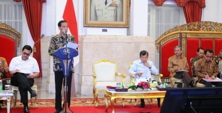 Presiden Jokowi saat memberikan pengantar pada Sidang Kabinet Paripurna di Istana Negara, Jakarta (4/1/2016). (Setkab.go.id)