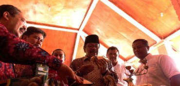 Gubernur Soekarwo melihat kerajinan khas Trowulan seusai meninjau rumah Majapahit di Mojokerto, Rabu (6/1/2015). (JIBI/Solopos/Antara/Syaiful Arif)