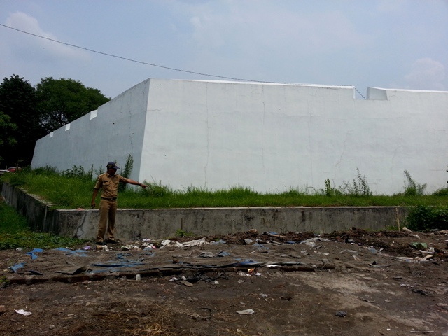 Petugas Dinas Kebersihan dan Pertamanan (DKP) Kota Solo menunjukkan bekas saluran pembuangan toilet sementara yang ditinggalkan penyewa Pasar Malam Sekaten 2015 di pelataran Benteng Vastenburg Solo, Selasa (5/1/2016) siang. Sejumlah vegetasi yang tumbuh di pelataran taman tersebut turut rusak akibat terpapar solar dan tertutup tenda pasar malam. (Mahardini Nur Afifah/JIBI/Solopos)