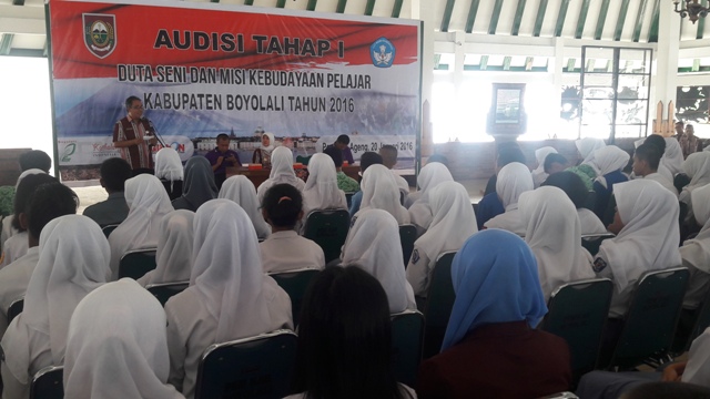 Ratusan siswa SMA/SMK mengikuti pengarahan dari Kepala Disdikpora Boyolali, Abdul Rahman, sebelum seleksi tahap I duta seni dan misi kebudayaan Boyolali, di Pendapa Ageng Kabupaten Boyolali, Rabu (20/1/2016). (Hijriyah Al Wakhidah/JIBI/Solopos)