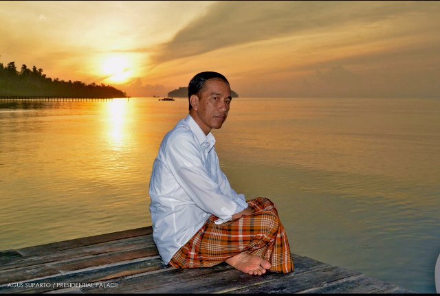 Presiden Jokowi menikmati fajar pertama 2016 di Dermaga Waiwo, Raja Ampat, Jumat (1/1/2016). (Istimewa/@jokowi)