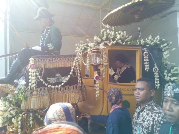 Kirab Jumeneng Ageng sudah dimulai. KGPAA Paku Alam X duduk di dalam kereta Kyai Manik Koemolo. (Gilang Jiwana/JIBI/Harian Jogja)