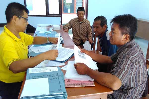 Sejumlah warga melengkapi berkas kepemilikan lahan dan melakukan kroscek terhadap hasil pendataan lahan calon lokasi bandara New Yogyakarta International Airport (NYIA) oleh Satgas B di Balai Desa Glagah, Kecamatan Temon, Kulonprogo, Jumat (8/1/2016). (Rima Sekarani/Harian Jogja)