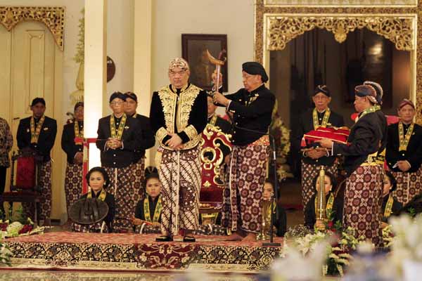 Sesepuh Sentana Dalem KPH. Notoatmodjo melepas keris yang dikenakan Kanjeng Bendara Pangeran Haryo (KBPH) Suryodilogo kemudian mengganti dan memasangkan keris Kyai Bontit dalam upacara Jumeneng Dalem KGPAA. Paku Alam X di Bangsal Sewatama, Kopleks Pura Pakualaman , Jogja, Kamis (7/1/2016). Kanjeng Bendara Pangeran Haryo (KBPH) Suryodilogo dinobatakan menjadi KGPAA Paku Alam X menggantikan sang ayah KGPAA Paku Alam IX yang wafat pada Noember 2015. (Desi Suryanto/Harian Jogja)