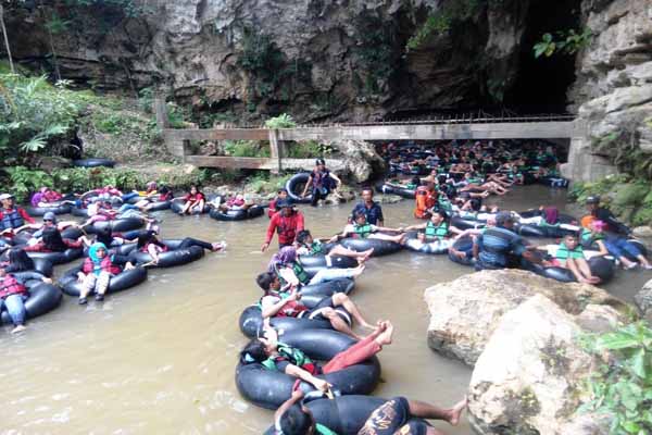 Sejumlah pemandu saat mengatur wisatawan yang akan menyusuri Gua Pindul, Sabtu (2/1/2016). (David Kurniawan/JIBI/Harian Jogja)