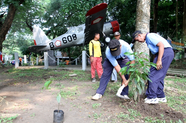 Anggota TNI AU menanam pohon di dekat monumen pesawat latih Vultee BT-13 Valiant buatan 1940 di Taman Satwa Taru Jurug (TSTJ) Solo, Kamis (14/1/2016). (Ahmad Fauzan/JIBI/Solopos)